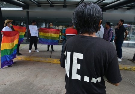 Integrantes de la comunidad de la diversidad sexual marcharon en esta ciudad de Xalapa para exigir que cesen los crímenes por homofobia en el estado de Veracruz.