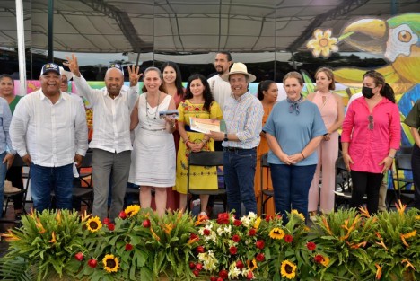 El gobernador, Cuitláhuac García Jiménez, el secretario de Gobierno, Eric Cisneros Burgos y la diputada presidenta del Congreso, Cecila Guevara Guembe dieron el banderazo de salida a tres autobuses de Transportes Regionales Veracruzanos (TRV), del Grupo Movility ADO.