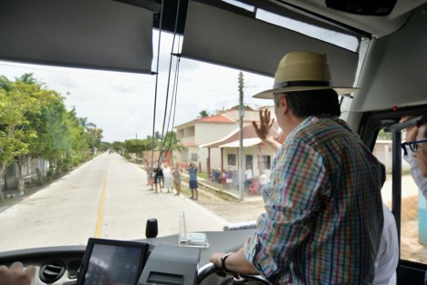 El gobernador, Cuitláhuac García Jiménez, el secretario de Gobierno, Eric Cisneros Burgos y la diputada presidenta del Congreso, Cecila Guevara Guembe dieron el banderazo de salida a tres autobuses de Transportes Regionales Veracruzanos (TRV), del Grupo Movility ADO.