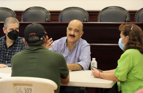 Para conocer los avances de obras y otras solicitudes ciudadanas, el presidente municipal Ricardo Ahued Bardahuil encabezó una reunión con habitantes de las colonias El Moral, Trancas, Vasconcelos y Xalapa 2000, entre otras.

