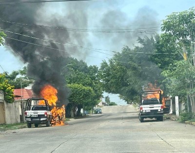 Dos patrullas de la Secretaría de Seguridad Pública (SSP) fueron incendiadas en el municipio de Coatzacoalcos, alrededor de las 10:00 horas de este sábado 20 de agosto sobre la avenida Pino Suárez, entre las calles José Cardel y Úrsulo Galván de la colonia Benito Juárez. 