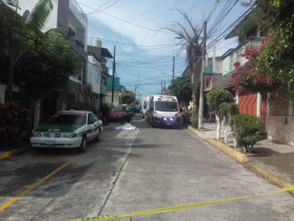 En la calle Veracruz de la colonia Sebastián Lerdo de Tejada taxista falleció de presunto infarto. Paramédicos del CRUM trataron de reanimarlo pero no pudieron salvarle la vida. Personal de Servicios Periciales llevó a cabo las diligencias ministeriales.