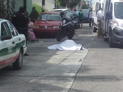 En la calle Veracruz de la colonia Sebastián Lerdo de Tejada taxista falleció de presunto infarto. Paramédicos del CRUM trataron de reanimarlo pero no pudieron salvarle la vida. Personal de Servicios Periciales llevó a cabo las diligencias ministeriales.