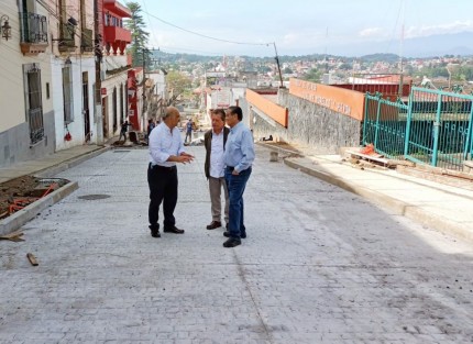 El presidente municipal Ricardo Ahued Bardahuil realizó un recorrido de supervisión en la primera etapa de la obra de rehabilitación de la calle Francisco Javier Clavijero, donde se realiza el colado del concreto hidráulico y trabajos de urbanización programados para finalizar en el mes de septiembre.