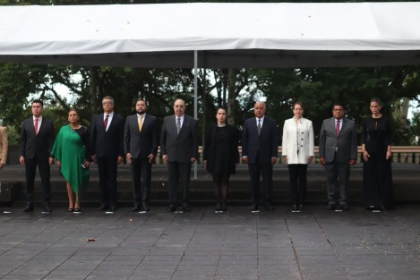  El Secretario de Salud y Director General de Servicios de Salud de Veracruz, Dr. Gerardo Díaz Morales, encabezó esta mañana la ceremonia de honores a la Bandera Nacional en la explanada del Parque Juárez, con lo que se fomenta la preservación del valor y la historia de los símbolos patrios.

