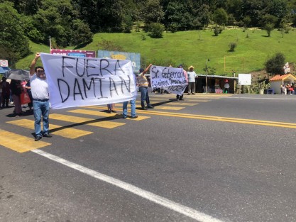 Pobladores de Rafael Lucio , protestan sobre la carretera federal para exigir la salida del Alcalde Damián Hernández. Piden al Gobernador que se investigue al municipio por la muerte del ex alcalde recientemente ejecutado.