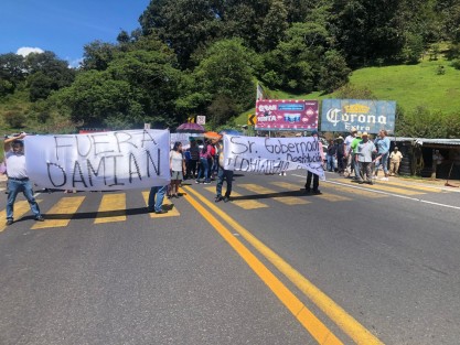 Pobladores de Rafael Lucio , protestan sobre la carretera federal para exigir la salida del Alcalde Damián Hernández. Piden al Gobernador que se investigue al municipio por la muerte del ex alcalde recientemente ejecutado.
