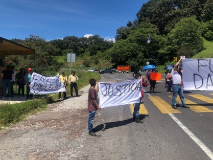 Pobladores de Rafael Lucio , protestan sobre la carretera federal para exigir la salida del Alcalde Damián Hernández. Piden al Gobernador que se investigue al municipio por la muerte del ex alcalde recientemente ejecutado.