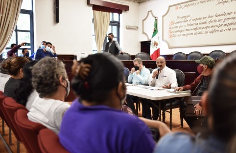 En audiencia con vecinas y vecinos de la colonia Campo de Tiro, el Edil dio a conocer que a la fecha se han recopilado y clasificado 2 mil 359 solicitudes de obra. Mil 163 corresponden a la zona norte, 339 a la poniente, 305 al centro, 113 a la oriente, 306 a la sur y 113 a las congregaciones. 
