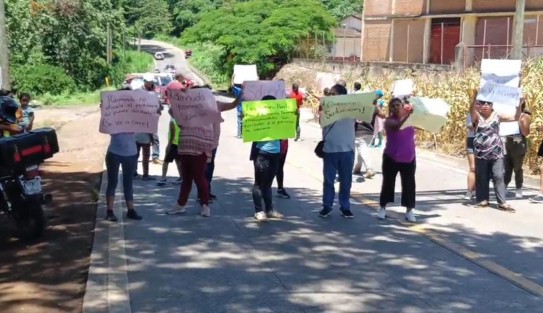 Un grupo de vecinos de la carretera Coatepec-Las Trancas se manifestaron y bloquearon para exigir la reparación del puente Del Diablo. Señalan que hay derrumbes y existe riesgo de accidentes viales.

