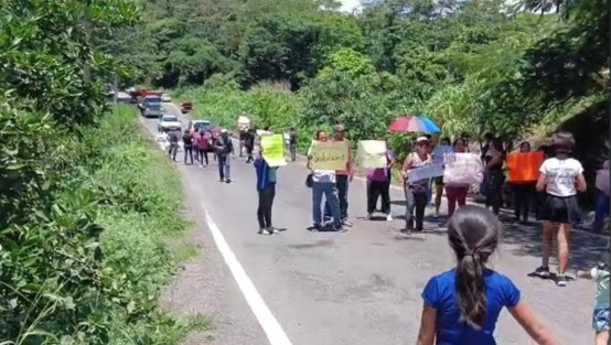 Un grupo de vecinos de la carretera Coatepec-Las Trancas se manifestaron y bloquearon para exigir la reparación del puente Del Diablo. Señalan que hay derrumbes y existe riesgo de accidentes viales.

