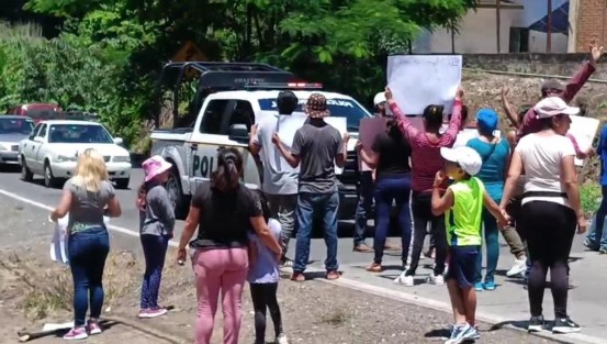 Un grupo de vecinos de la carretera Coatepec-Las Trancas se manifestaron y bloquearon para exigir la reparación del puente Del Diablo. Señalan que hay derrumbes y existe riesgo de accidentes viales.


