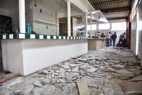 Como parte del programa de dignificación de espacios comerciales que realiza el Ayuntamiento, este lunes iniciaron los trabajos de rehabilitación en el mercado La Rotonda, por lo que se invita a la población que realiza compras o consume alimentos en este sitio acudir a las inmediaciones de este centro de abasto, donde a partir del miércoles se reubicará a cerca de 50 locatarios.
