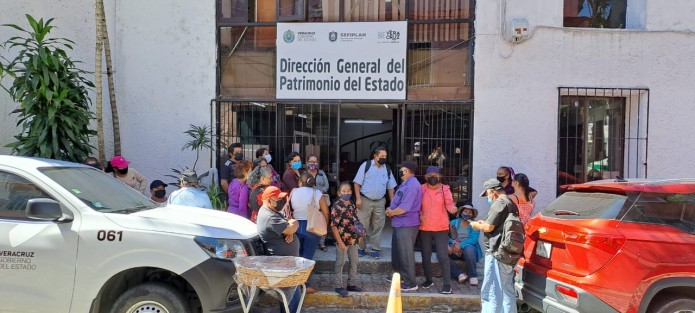Antorchistas de la colonia 2 de Mayo en Coatepec, Ver. acudieron a  Patrimonio del Estado, en espera de un  folio que avale que el asentamiento se encuentra en proceso de cambio de uso de suelo, para posteriormente ser entregado a la Secretaría de Medio Ambiente y avanzar con la regularización de los predios que habitan. 