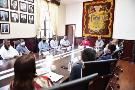 Con el fin de mejorar la infraestructura del Rastro Municipal, así como las condiciones económicas y de salud en el municipio, el Ayuntamiento, a través de la Dirección de Salud, colaborará con la Unión Ganadera Regional de la Zona Central del Estado de Veracruz y la empresa Profesionales Desarrollando Empresas Mexicanas (Prodem). 