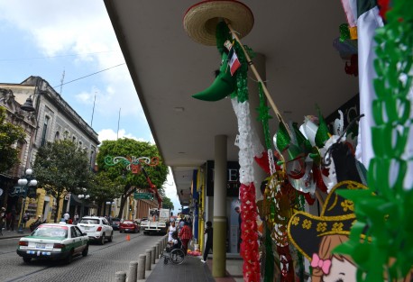 Ya se colocan los adornos patrios en las principales calles de la ciudad capital con motivos patrios y por si puesto los vendedores ya exhiben su adornos para su venta.