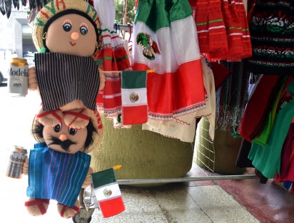 Ya se colocan los adornos patrios en las principales calles de la ciudad capital con motivos patrios y por si puesto los vendedores ya exhiben su adornos para su venta.