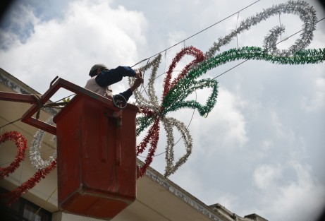 Ya se colocan los adornos patrios en las principales calles de la ciudad capital con motivos patrios y por si puesto los vendedores ya exhiben su adornos para su venta.