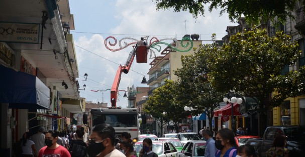 Ya se colocan los adornos patrios en las principales calles de la ciudad capital con motivos patrios y por si puesto los vendedores ya exhiben su adornos para su venta.