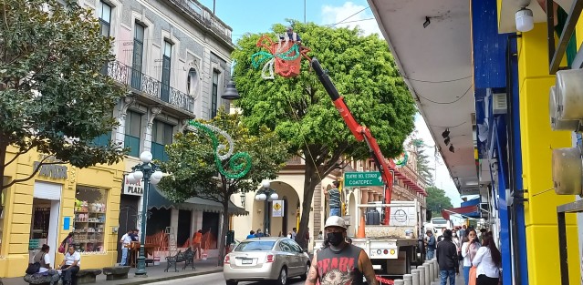 Poniendo la patria en alto. 