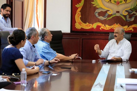 Para despejar dudas e informar sobre los avances en los trabajos de rehabilitación de la avenida Arco Sur, funcionariado encabezado por el presidente municipal Ricardo Ahued Bardahuil recibió a representantes del empresariado ubicado en la zona de obra. 

