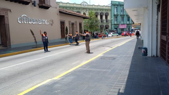 Trabajadores de Protección Civil, detectando posibles hundimientos en calles del centro de Xalapa. 