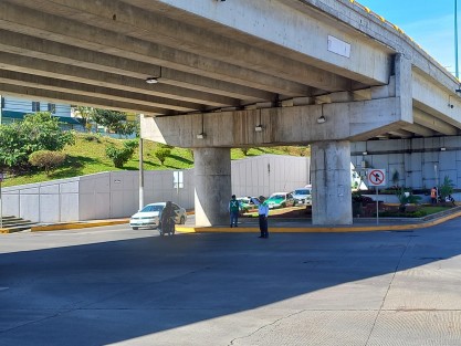 X persona, revisando el estado del puente vehicular de Circuito Presidentes sobre Murillo Vidal. 