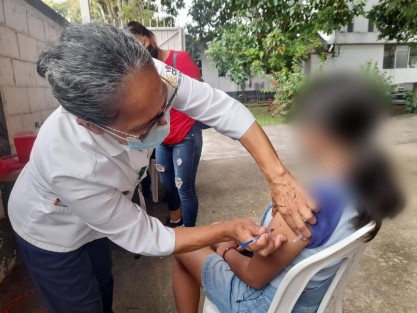La Secretaría de Salud mantiene jornadas intensivas de vacunación contra el coronavirus en unidades médicas urbanas y rurales de Agua Dulce, Coatzacoalcos, Cosoleacaque, Las Choapas y Minatitlán, a fin de reforzar y ampliar la cobertura.