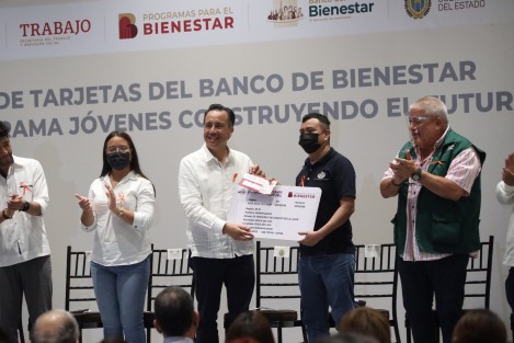 El gobernador Cuitláhuac García entregó tarjetas del Banco del Bienestar a beneficiarios.