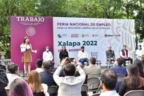 La mañana de este jueves en el parque Juárez se realizó la Feria del empleo en el marco del Día Internacional de la Juventud.
Se ofertaron 500 vacantes laborales con salarios que van desde el mínimo hasta los 15 mil pesos.
