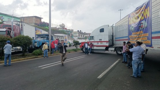Un grupo de camioneros de distintas regiones del estado de Veracruz, se manifestaron y bloquearon la carretera Xalapa-Banderilla a la altura de la colonia 21 de Marzo al mediodía de este jueves 25 de agosto.