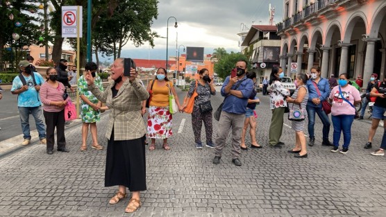 Un grupo de personas cerraron el paso en la calle Enríquez, frente al Palacio Municipal. Señalan que no han recibido los apoyos otorgados por el Ayuntamiento. Exigen ser atendidos por el Alcalde.

