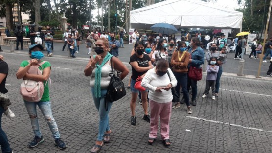Un grupo de personas cerraron el paso en la calle Enríquez, frente al Palacio Municipal. Señalan que no han recibido los apoyos otorgados por el Ayuntamiento. Exigen ser atendidos por el Alcalde.

