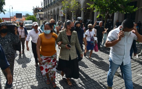 Luego de no ser atendidos por Ayuntamiento de Xalapa, vecinos de la colonia Renacimiento accedieron a desbloquear avenida Enríquez un poco antes de la cinco de la tarde  para acudir a las oficinas de Política Regional en Palacio de Gobierno.  La presencia de policías antimotines sólo fue de respaldo 