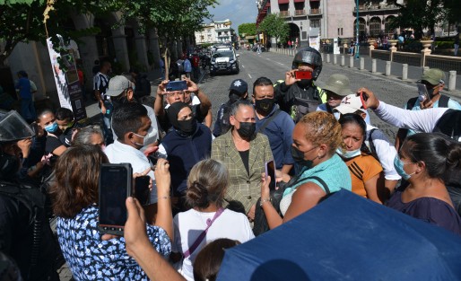 Luego de no ser atendidos por Ayuntamiento de Xalapa, vecinos de la colonia Renacimiento accedieron a desbloquear avenida Enríquez un poco antes de la cinco de la tarde  para acudir a las oficinas de Política Regional en Palacio de Gobierno.  La presencia de policías antimotines sólo fue de respaldo 