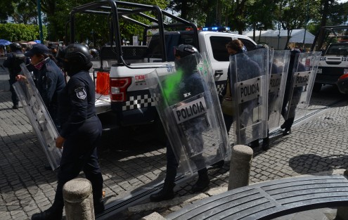 Luego de no ser atendidos por Ayuntamiento de Xalapa, vecinos de la colonia Renacimiento accedieron a desbloquear avenida Enríquez un poco antes de la cinco de la tarde  para acudir a las oficinas de Política Regional en Palacio de Gobierno.  La presencia de policías antimotines sólo fue de respaldo 
