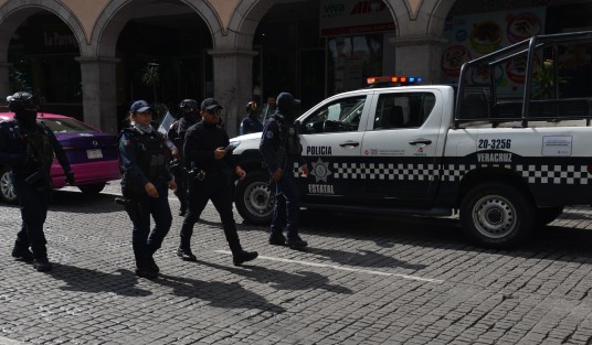 Luego de no ser atendidos por Ayuntamiento de Xalapa, vecinos de la colonia Renacimiento accedieron a desbloquear avenida Enríquez un poco antes de la cinco de la tarde  para acudir a las oficinas de Política Regional en Palacio de Gobierno.  La presencia de policías antimotines sólo fue de respaldo 