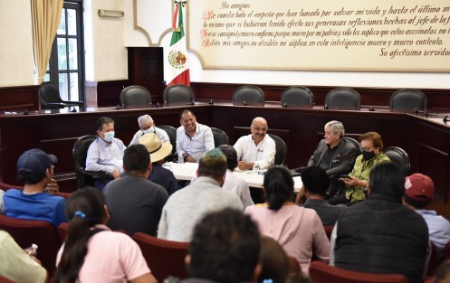  Funcionariado encabezado por el presidente municipal Ricardo Ahued Bardahuil, recibió en la Sala de Cabildo a una comitiva de habitantes del municipio de Quimixtlán, Puebla, para buscar una solución pacífica a sus necesidades. 

