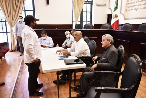  Funcionariado encabezado por el presidente municipal Ricardo Ahued Bardahuil, recibió en la Sala de Cabildo a una comitiva de habitantes del municipio de Quimixtlán, Puebla, para buscar una solución pacífica a sus necesidades. 

