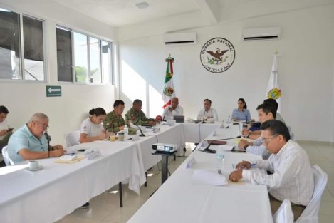 El gobernador Cuitláhuac García Jiménez, presidió este viernes los trabajos de la mesa de seguridad en las  las nuevas instalaciones de la Guardia Nacional de Sayula de Alemán.Donde también informó de  la detención de ayer a hoy de 6 personas a lo largo de todo el estado por su presunta participación en diversos delitos.