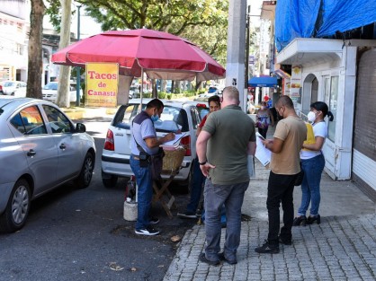 Con el propósito de recuperar el espacio público para la población y hacer de Xalapa una ciudad limpia, accesible y ordenada para todos, este viernes se realizó un operativo de regularización comercial y retiro de publicidad en la avenida Araucarias. 