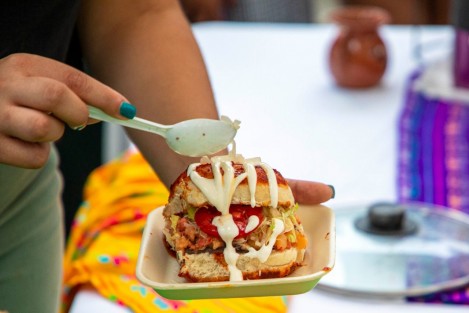 En el festival participan 50 expositores que ofrecerán lo mejor de este alimento, en el que se combinan elementos tradicionales e innovadores. Los asistentes podrán encontrar pambazos de insectos, en nogada, cochinita pibil ahogados, de costilla en chileajo seco; pambazos dulces, de natas, sin faltar el clásico de longaniza con frijol. 