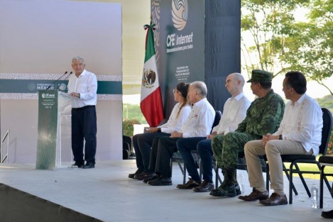 Desde la Unidad deportiva del SUTERM, el Presidente República, Andrés Manuel López Obrador, lamentó que la entidad todavía tenga cabeceras municipales sin internet ni red móvil, por ello, el Estado tiene que cumplir con su responsabilidad social.