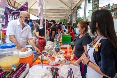 El alcalde de Xalapa, Ricardo Ahued, recorrió este sábado el Festival del Pambazo en el barrio de Xallitic, e invitó a los xalapeños a visitar y disfrutar esta muestra gastronómica. 