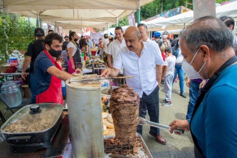 El alcalde de Xalapa, Ricardo Ahued, recorrió este sábado el Festival del Pambazo en el barrio de Xallitic, e invitó a los xalapeños a visitar y disfrutar esta muestra gastronómica. 