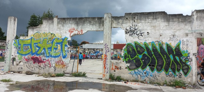 El inmueble está prácticamente en ruinas, en una extensión de casi cuatro hectáreas; entre las grandes paredes hay grafitis, amplios ventanales, enormes cuartos y pasillos que comunican a otras áreas de la antigua fábrica. 