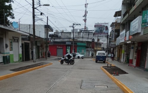 Para contribuir a la movilidad de la población, se reabrió a la circulación vial el primer tramo de la obra de rehabilitación integral de la calle Sayago, de Ávila Camacho a Bustamante, con lo que para el regreso a clases, programado para este lunes, se tendrán más alternativas de tránsito.