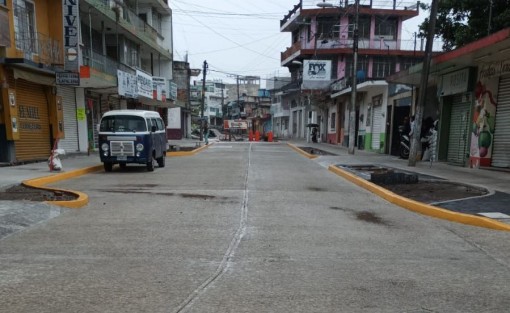 Para contribuir a la movilidad de la población, se reabrió a la circulación vial el primer tramo de la obra de rehabilitación integral de la calle Sayago, de Ávila Camacho a Bustamante, con lo que para el regreso a clases, programado para este lunes, se tendrán más alternativas de tránsito.