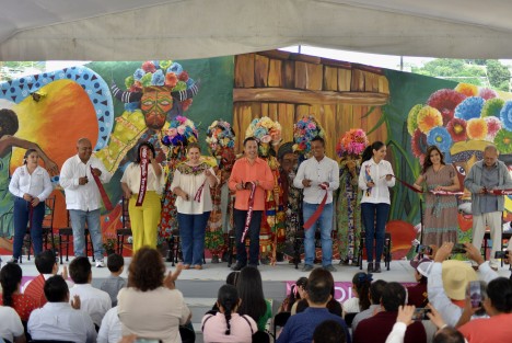  La transformación de Veracruz avanza con la inclusión de la tercera raíz y los pueblos originarios, afirmó el gobernador Cuitláhuac García Jiménez en el marco de los primeros 15 años del Instituto Veracruzano de Acceso a la Información y Protección de Datos Personales (IVAI), que este domingo realizó la Feria de la Información ¡Transparencia para ti! en la localidad de Coyolillo.