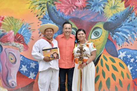 <em>Vamos a seguir recorriendo los pueblos, rescatando sus identidades, disfrutando de su cultura y del arte culinario</em>, manifestó, después de entregar a niñas y niños de la localidad ejemplares del libro Vale, Max y el tesoro de los datos personales, de Martín Corona y Aletia Valdés, publicado en español y tének, además de una versión en braile al Sistema Estatal para el Desarrollo Integral de la Familia. 